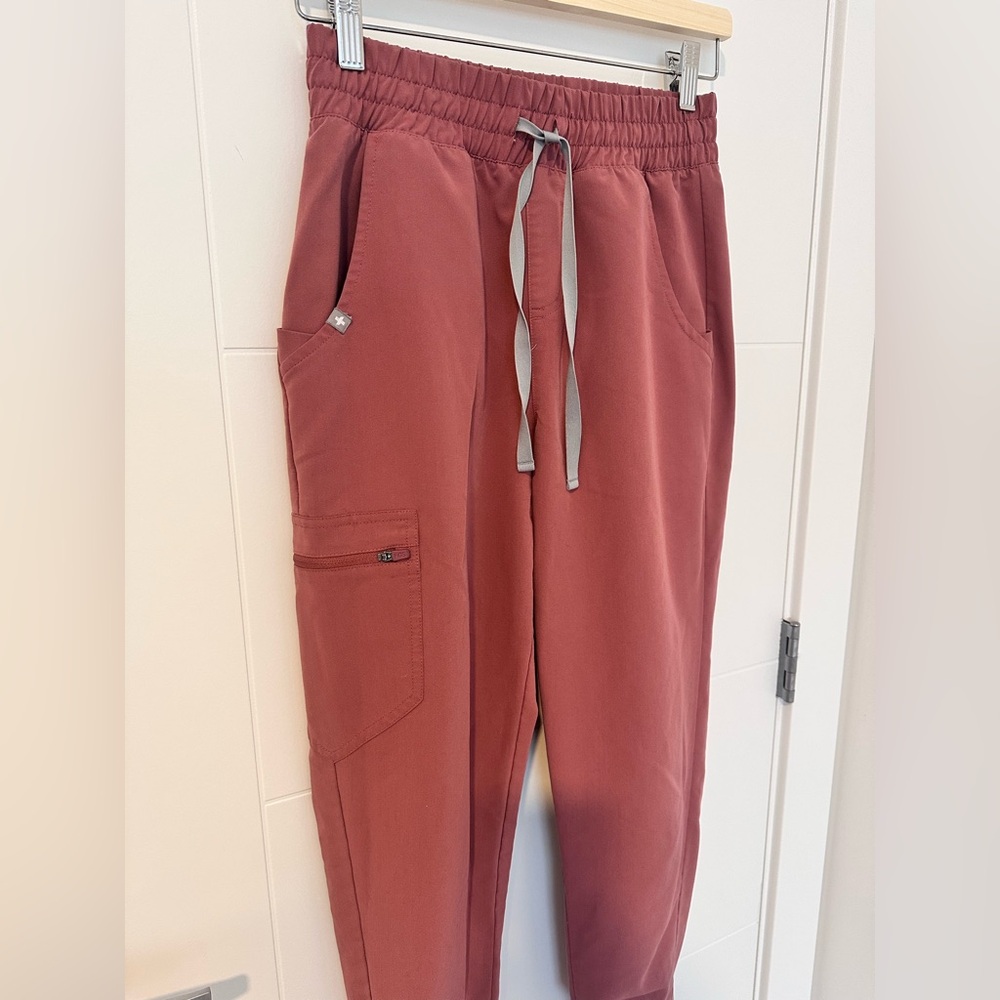 FIGS Mauve Scrub Set — Catarina Top XXS + Zamora Jogger XS - Picture 6 of 11